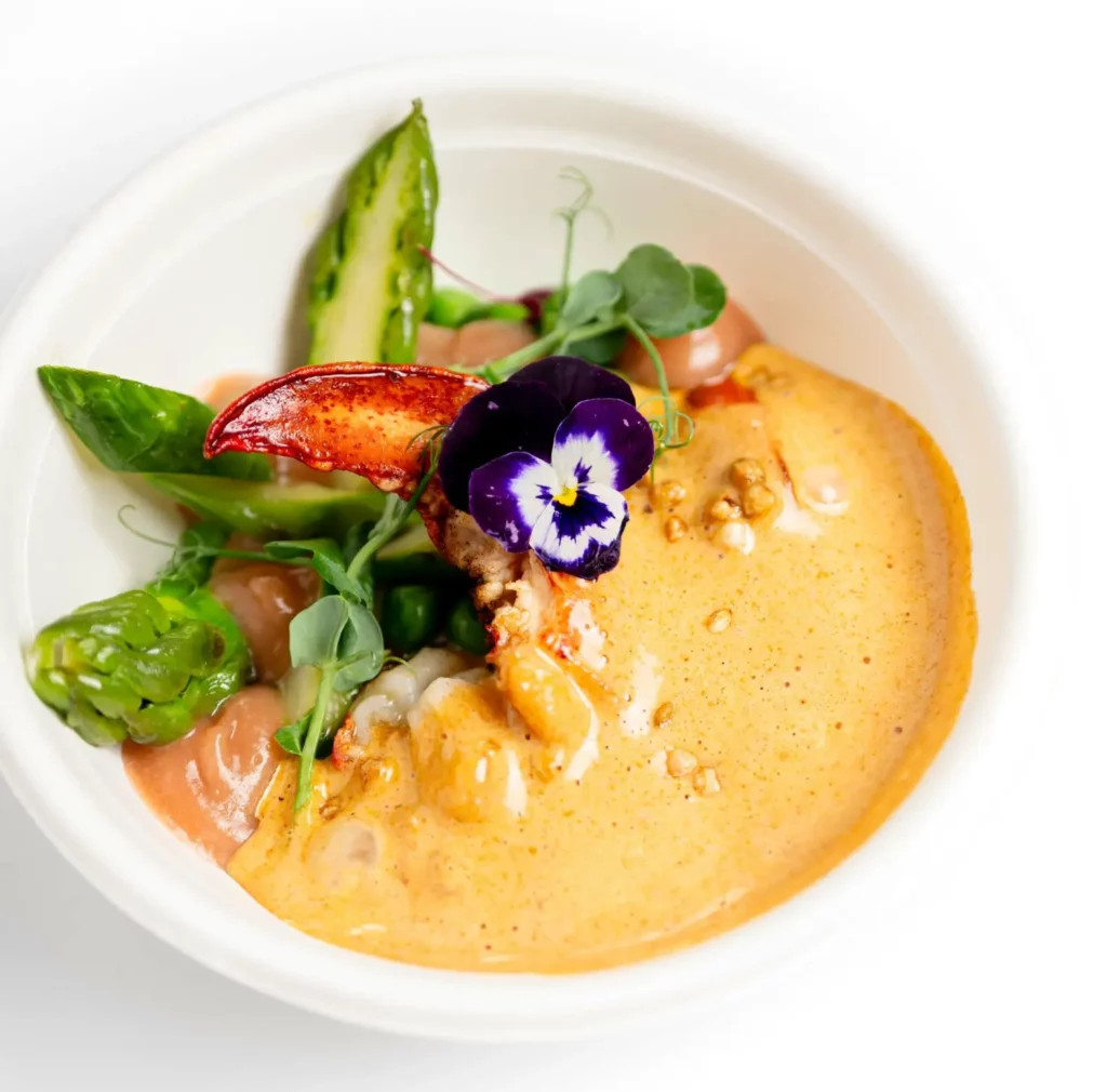 Homard au soudjouk, asperge, rhubarbe, bisque aérienne d'Alan Geaam