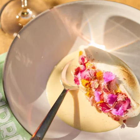 L’île flottante à la praline rose, crème anglaise à l’eau de fleur d’oranger et à la vanille de Madagascar - Anne-Sophie Pic